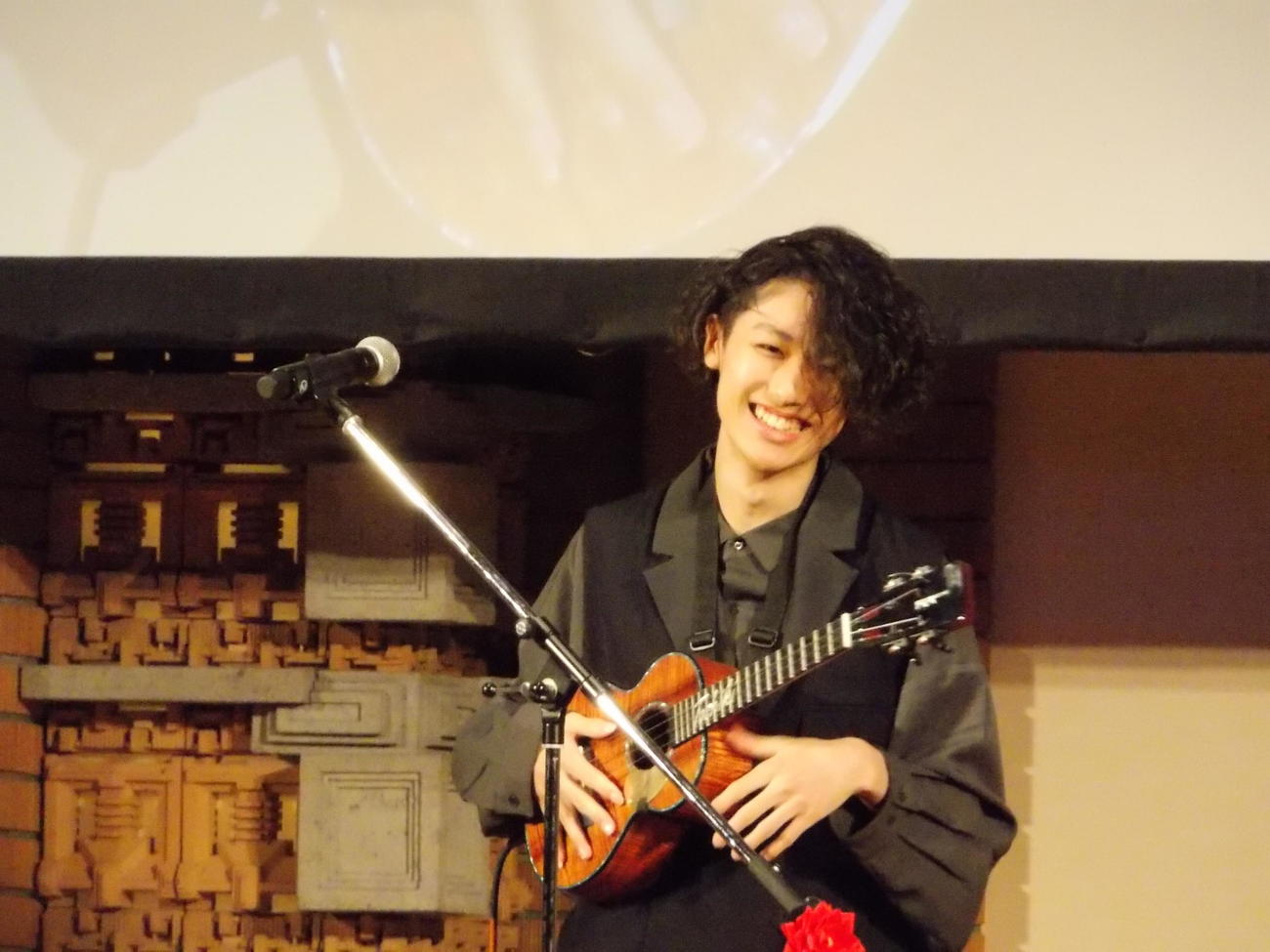 服部真二音楽賞を受賞し、演奏を披露するウクレレアーティストの近藤利樹（撮影・松本航）
