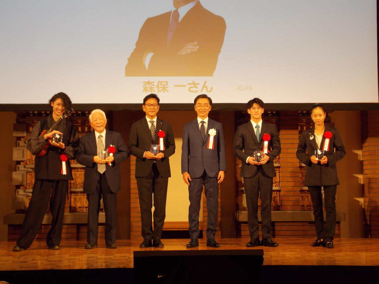 服部真二賞の授賞式に出席した、左からウクレレアーティストの近藤利樹氏、クラリネット奏者の北村英治氏、23年WBC日本代表の栗山監督、服部真二文化・スポーツ財団の服部真二理事長、体操の橋本大輝、テニスの佐脇京（撮影・松本航）