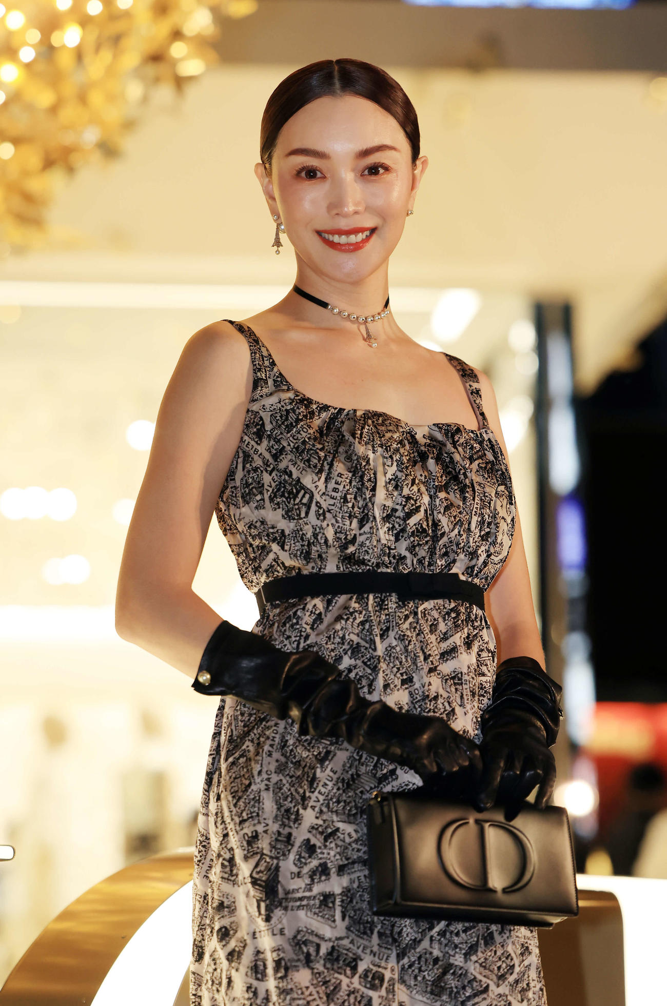 「ディオールホリデーポップアッププレビュー」でポーズをとる蛯原友里（撮影・浅見桂子）