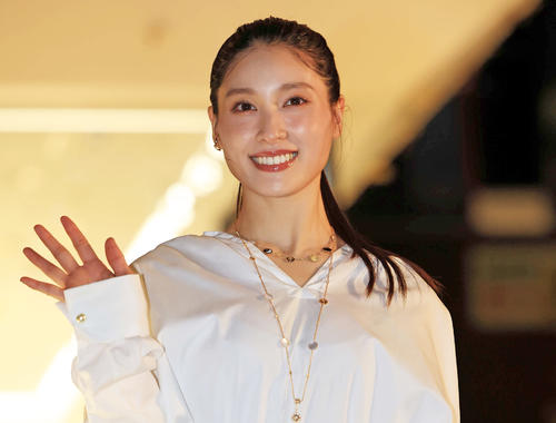「ディオールホリデーポップアッププレビュー」で手を振る土屋太鳳（撮影・浅見桂子）