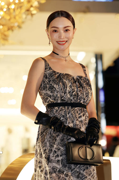 「ディオールホリデーポップアッププレビュー」でポーズをとる蛯原友里（撮影・浅見桂子）