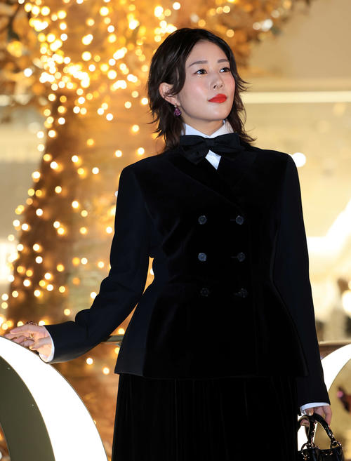 「ディオールホリデーポップアッププレビュー」でポーズをとる高畑充希（撮影・浅見桂子）