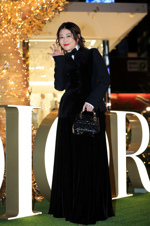 「ディオールホリデーポップアッププレビュー」で手を振る高畑充希（撮影・浅見桂子）