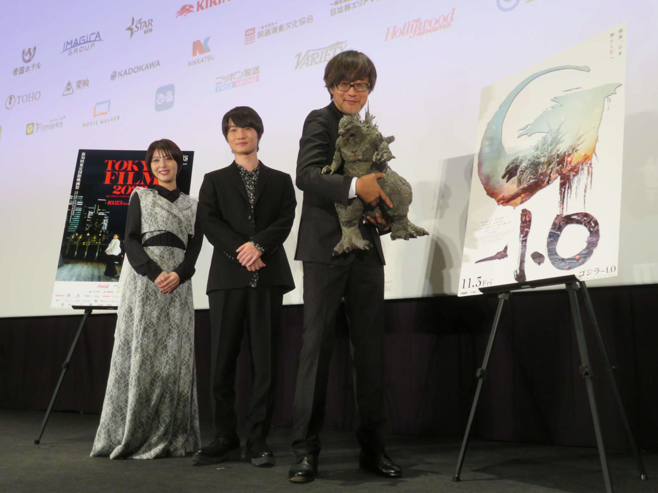 「ゴジラ－1.0」東京国際映画祭クロージング上映舞台あいさつに登壇した、左から浜辺美波、神木隆之介、山崎貴監督（撮影・村上幸将）