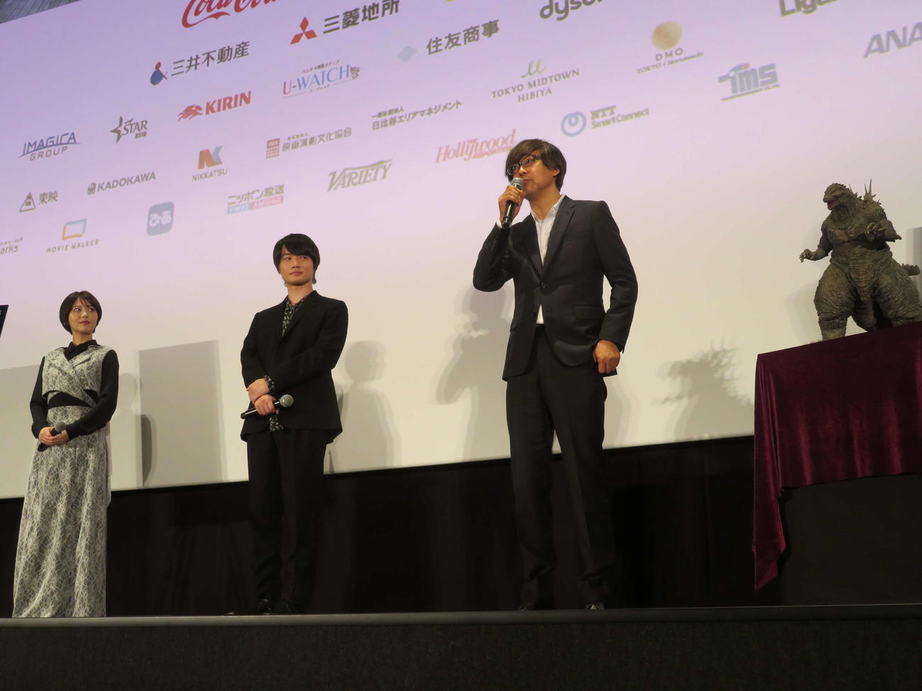 「ゴジラ－1.0」東京国際映画祭クロージング上映舞台あいさつに登壇した、左から浜辺美波、神木隆之介、山崎貴監督（撮影・村上幸将）