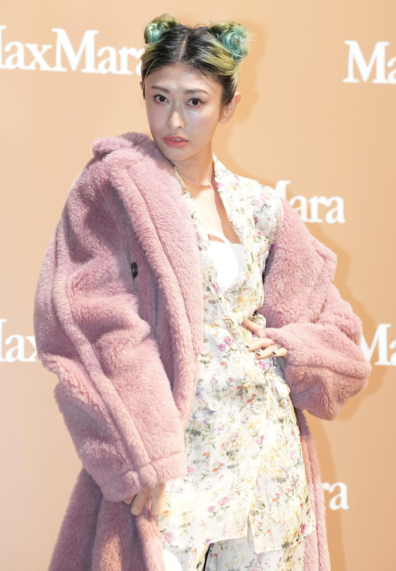 Max Mara「Teddy TEN Park」オープニングイベントでポーズを取る山田優（撮影・鈴木みどり）