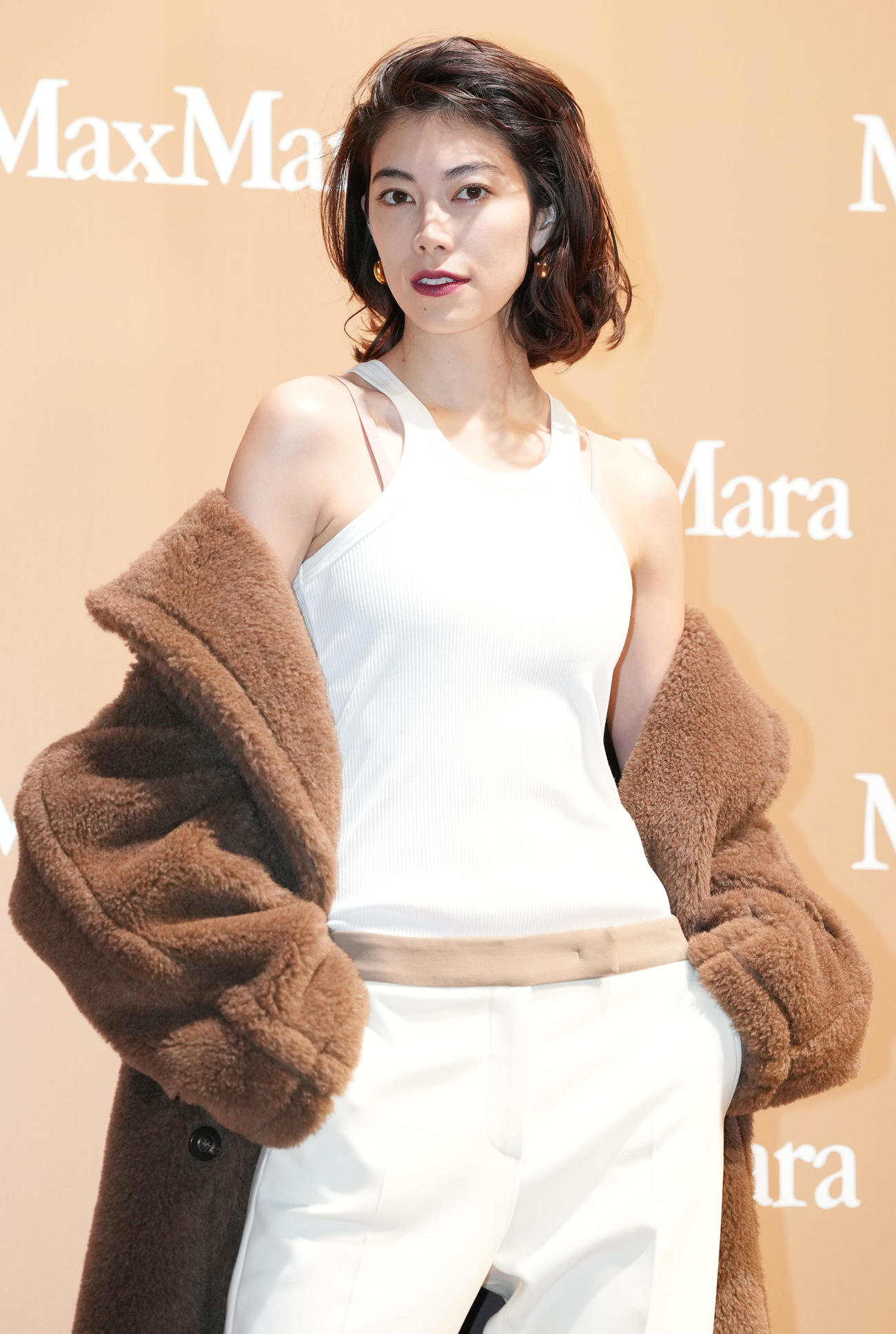 Max Mara「Teddy TEN Park」オープニングイベントでポーズを取る森星（撮影・鈴木みどり）
