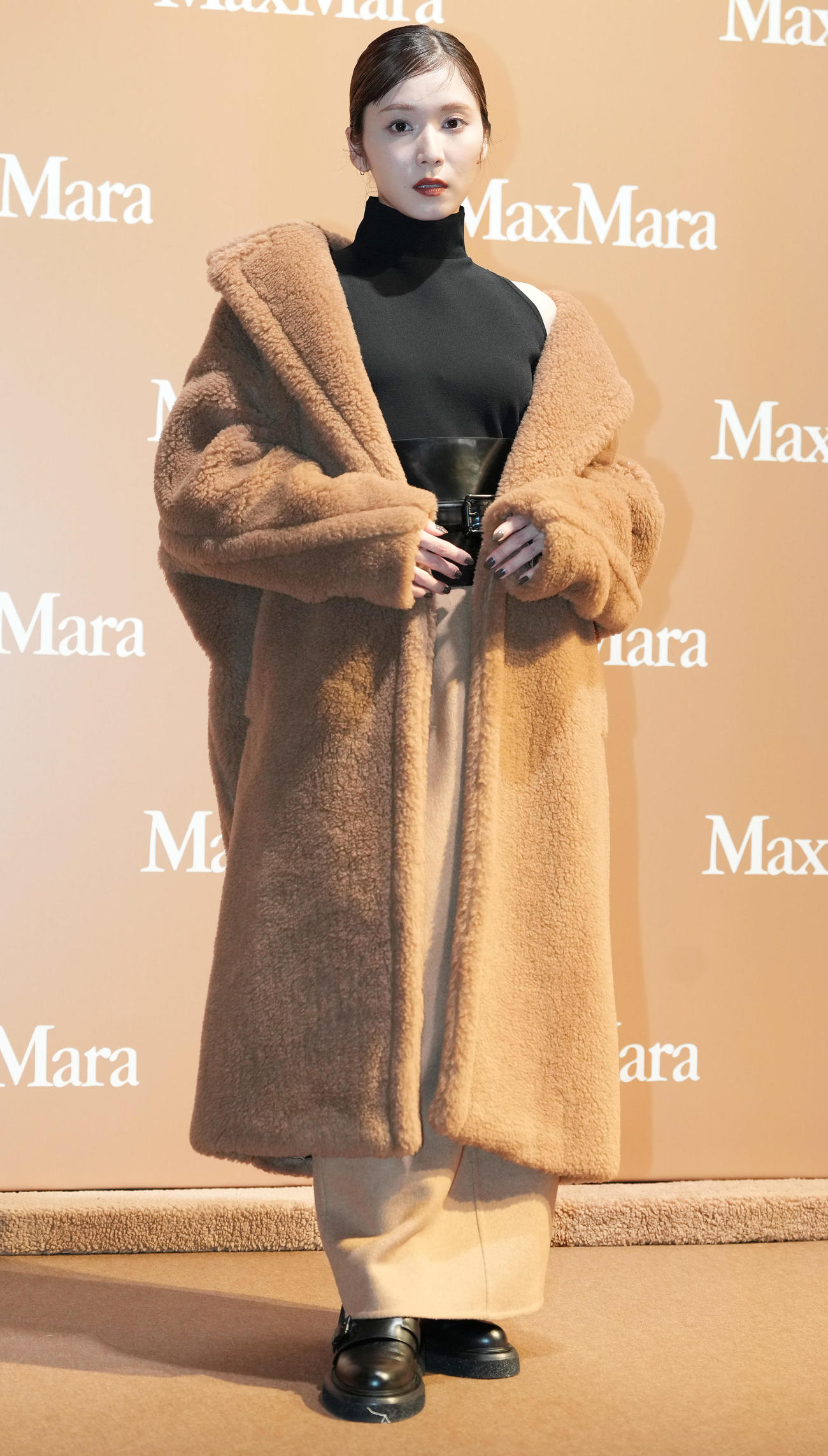Max Mara「Teddy TEN Park」オープニングイベントでポーズを取る松岡茉優（撮影・鈴木みどり）