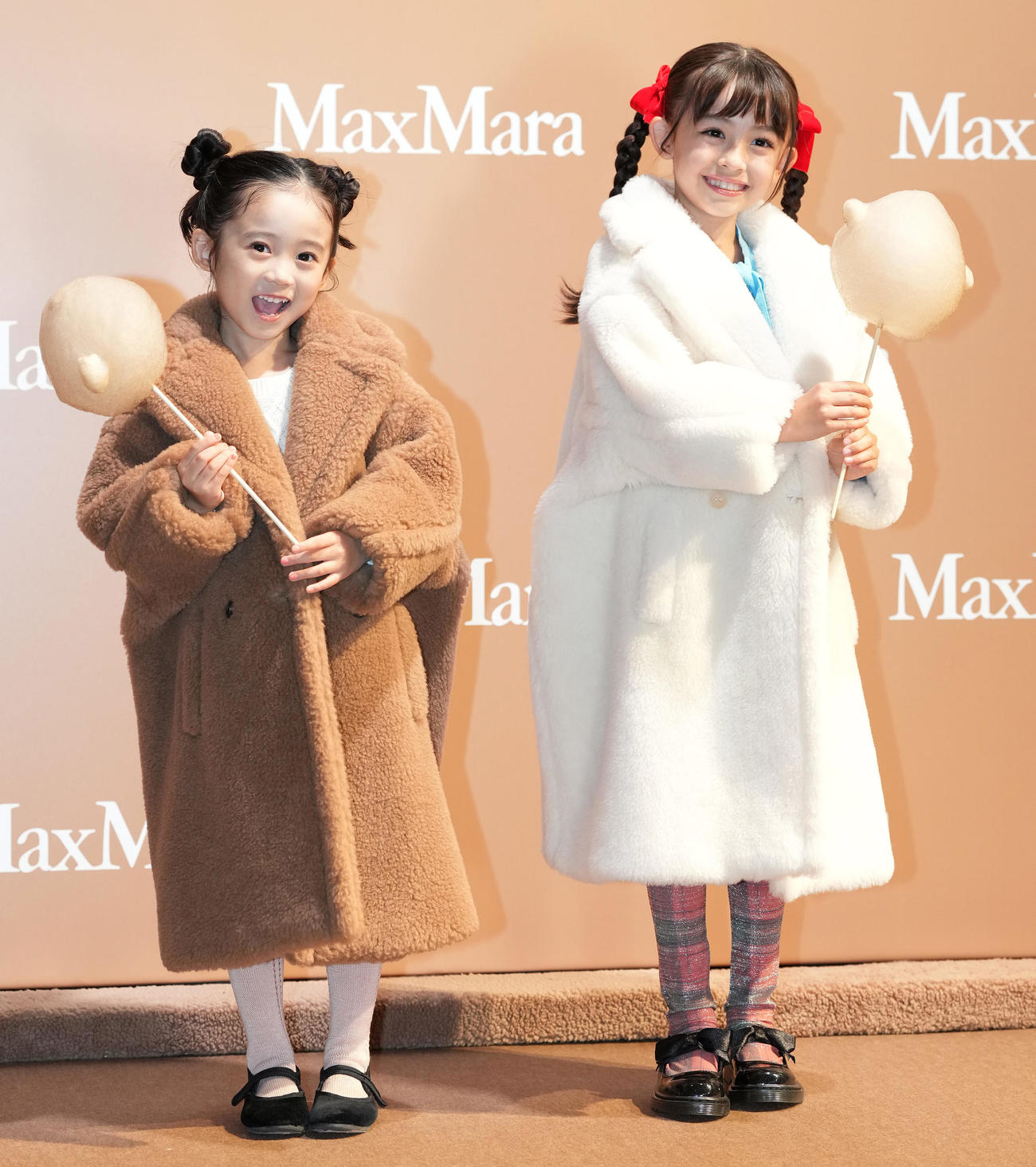 Max Mara「Teddy TEN Park」オープニングイベントでポーズを取る泉谷星奈（左）とアレン明亜莉クレア（撮影・鈴木みどり）