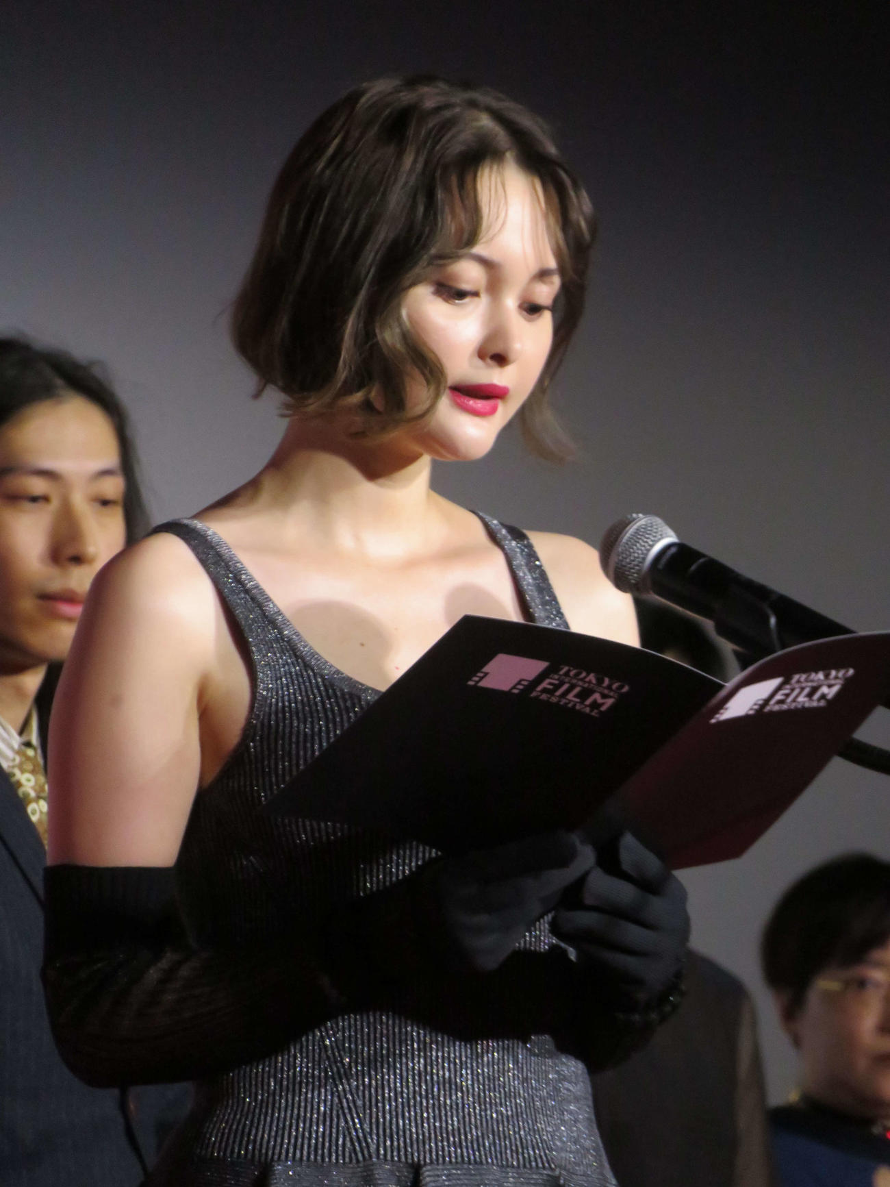 東京国際映画祭でAmazon Prime Videoテイクワン賞審査委員長の行定勲監督のメッセージを代読する審査員の玉城ティナ（撮影・村上幸将）