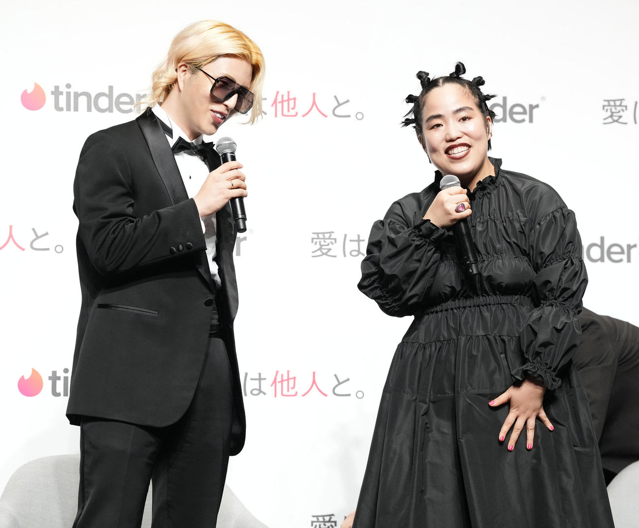 Tinder Japan「Let's Talk　愛は他人と。」トークイベントで笑顔のROLAND（左）とゆりやんレトリィバァ（撮影・鈴木みどり）