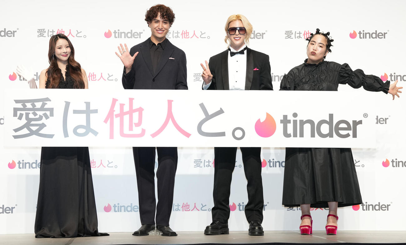 Tinder Japan「Let's Talk　愛は他人と。」トークイベントのフォトセッションでポーズを取る、左からミチ、kemio、ROLAND、ゆりやんレトリィバァ（撮影・鈴木みどり）