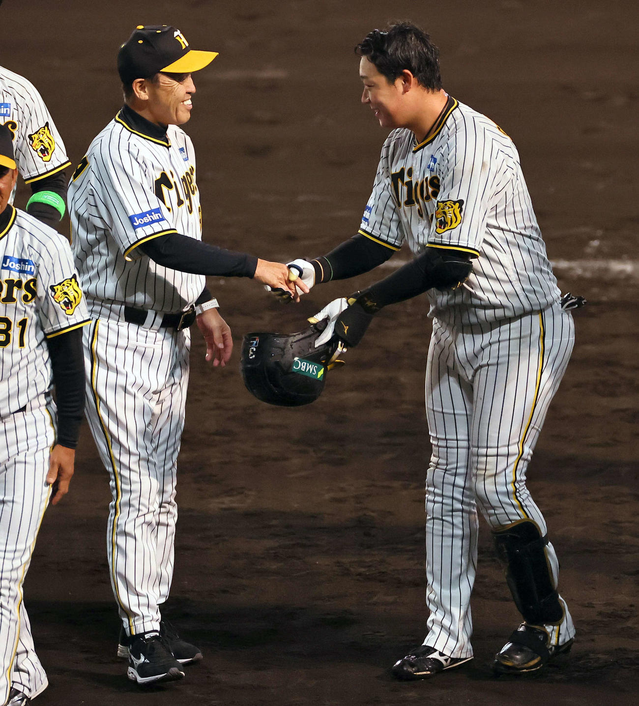 阪神対オリックス　サヨナラ打を放った大山（右）は岡田監督と笑顔で握手（撮影・上田博志）