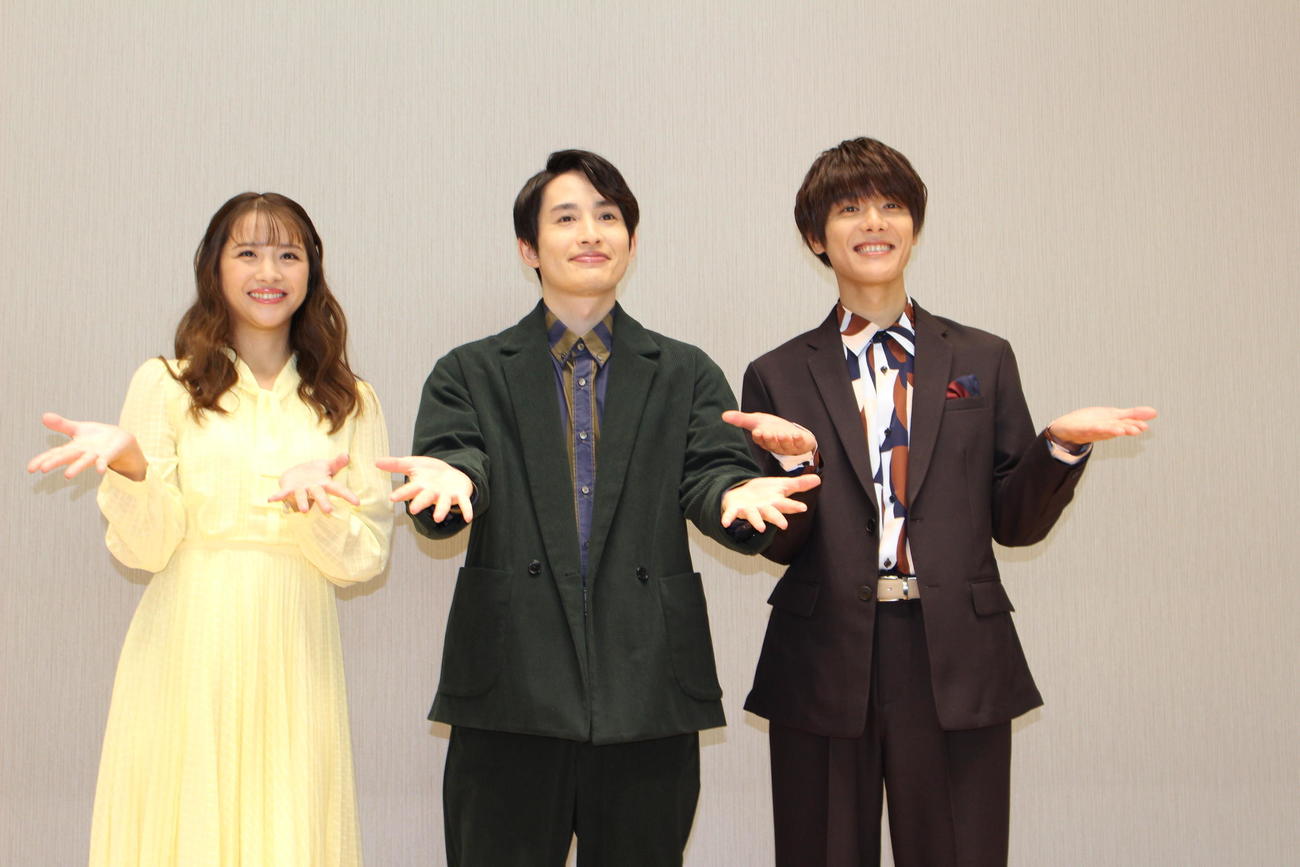 大阪松竹座開場100周年記念「わが街、道頓堀～OSAKA 1970～」に出演する（左から）綺咲愛里、浜中文一、室龍太