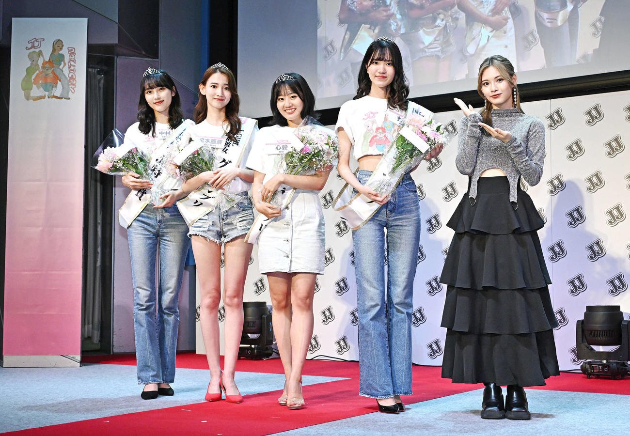 記念撮影する、左からJ－GIRL国民的彼女JJ特別賞の中村みずき、J－GIRL国民的彼女グランプリの黒木麗奈、同心愛、同光莉、アンバサダーのRUI（撮影・滝沢徹郎）