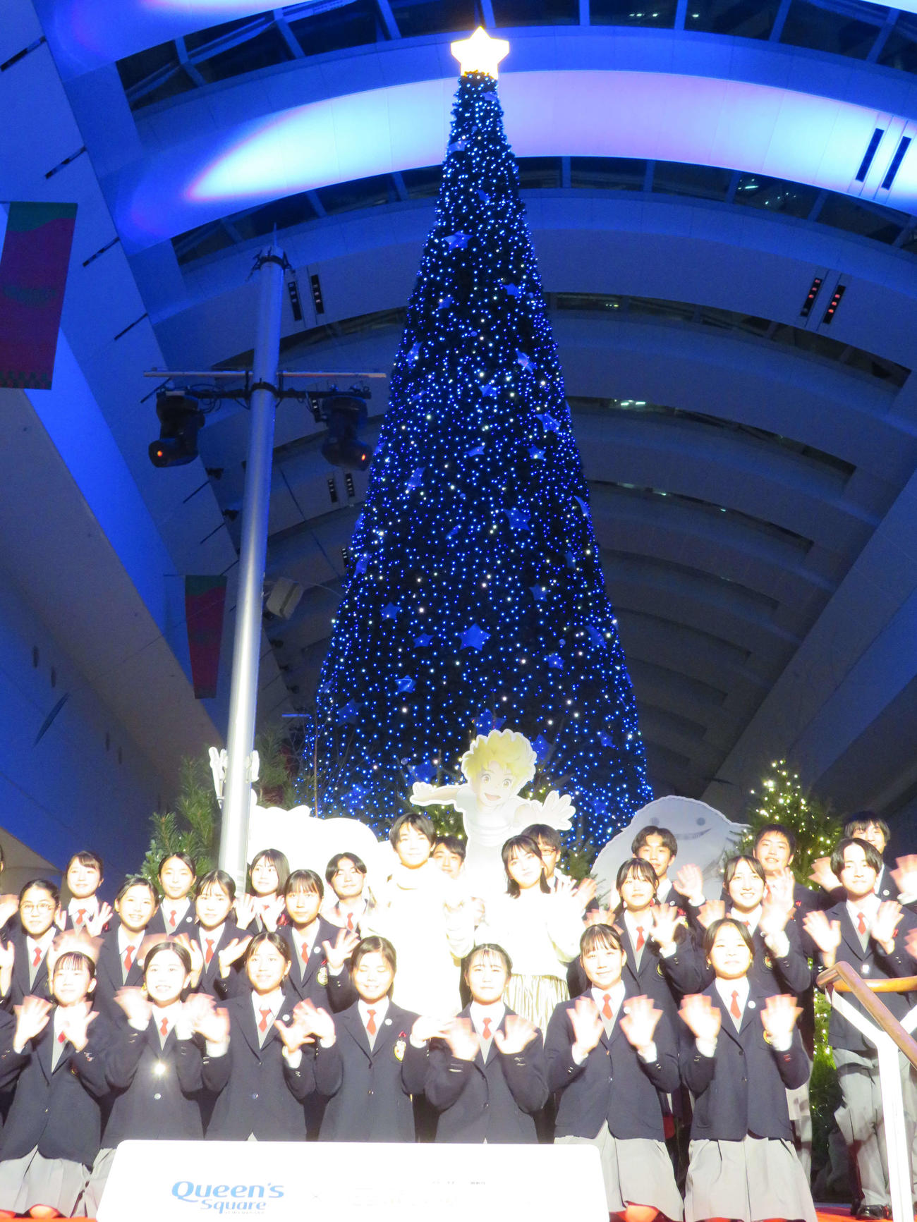アニメーション映画「屋根裏のラジャー」クリスマスツリー点灯式に出席し、歌唱した横浜少年少女合唱団と記念撮影する寺田心と鈴木梨央（撮影・村上幸将）