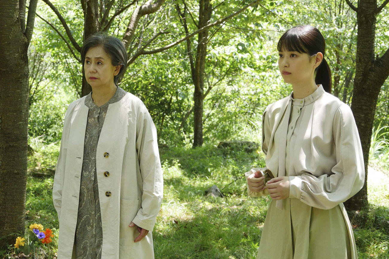 フジテレビ系「世にも奇妙な物語'23秋の特別編」に出演する朝加真由美（左）、西野七瀬.