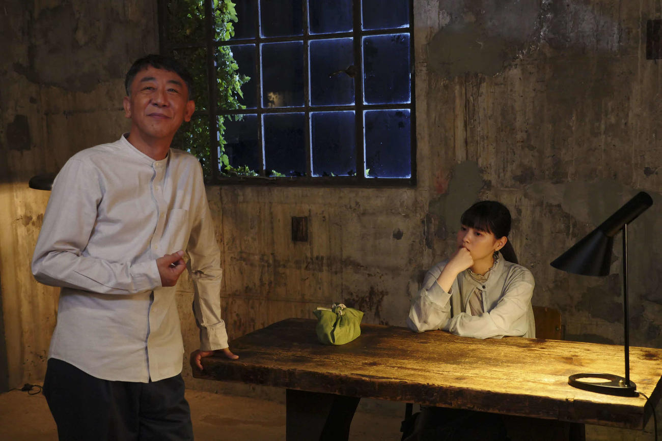 フジテレビ系「世にも奇妙な物語'23秋の特別編」に出演する利重剛（左、）西野七瀬
