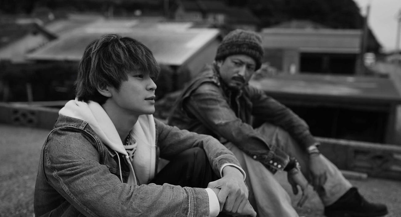 映画「彼方の閃光」で共演した眞栄田郷敦（左）と池内博之（C）彼方の閃光製作パートナーズ