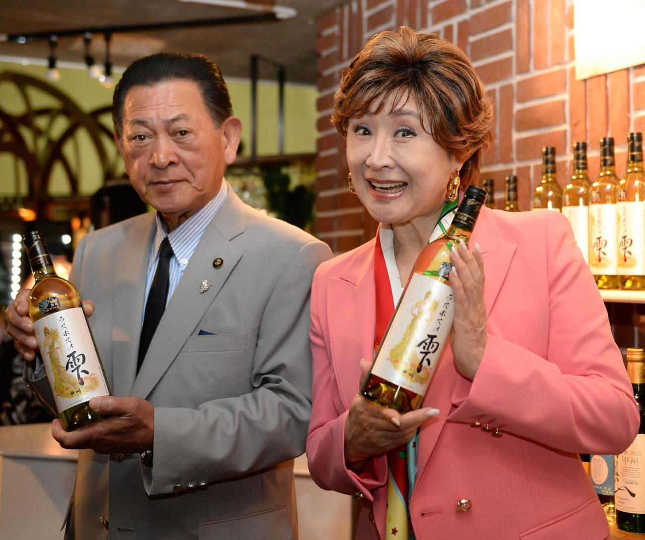 甲州ワインの新酒「ラスボスの雫」を発売した小林幸子と甲府市の鈴木幹夫市長