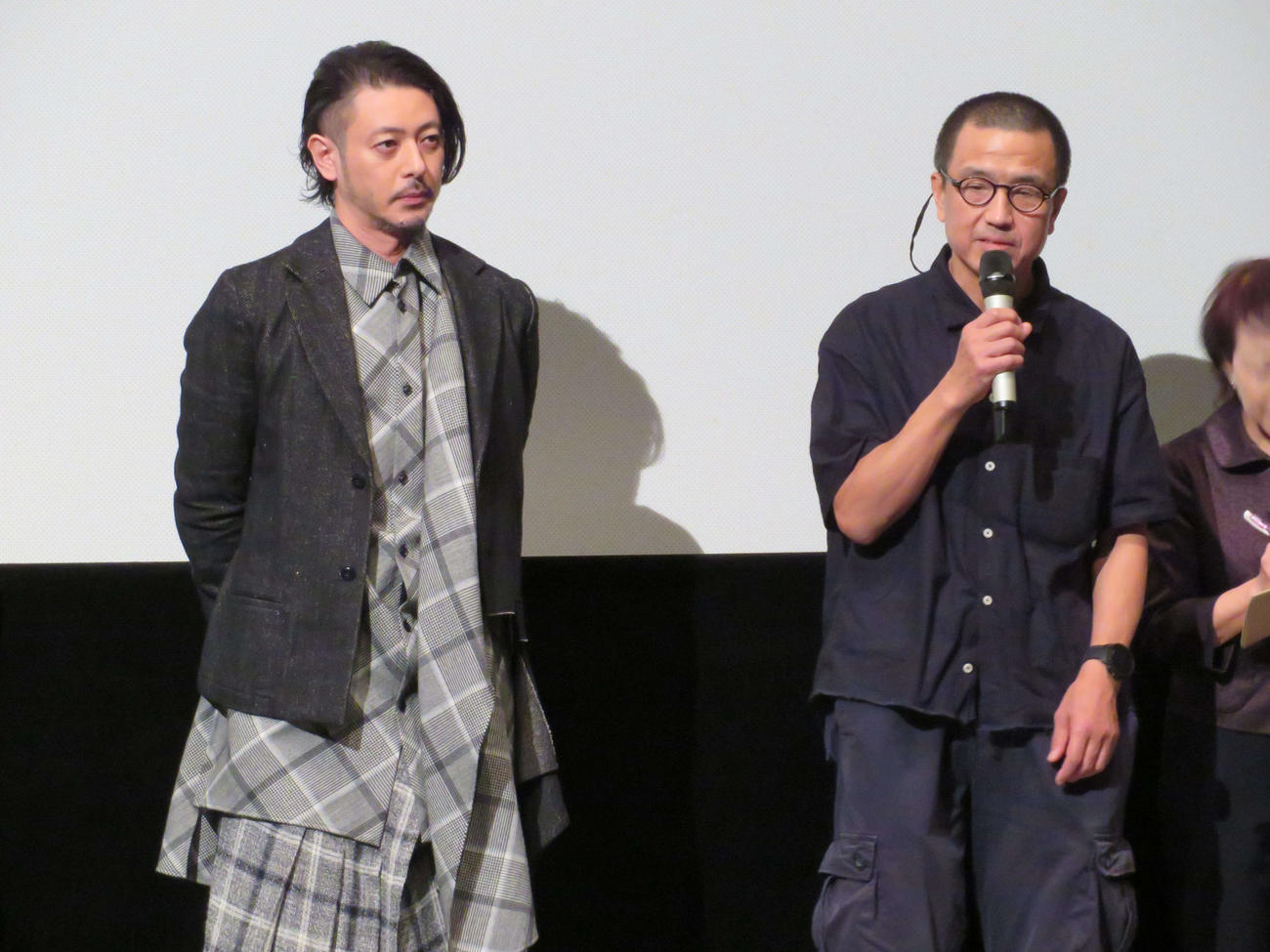 「サタデー・フィクション」公開初日舞台あいさつに登壇したオダギリジョー（左）とロウ・イエ監督