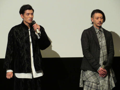 「サタデー・フィクション」公開初日舞台あいさつに登壇した中島歩(左)オダギリジョー