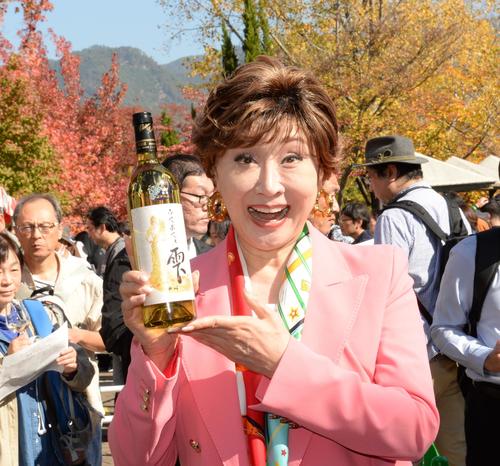 甲州ワインの新酒「ラスボスの雫」を発売した小林幸子