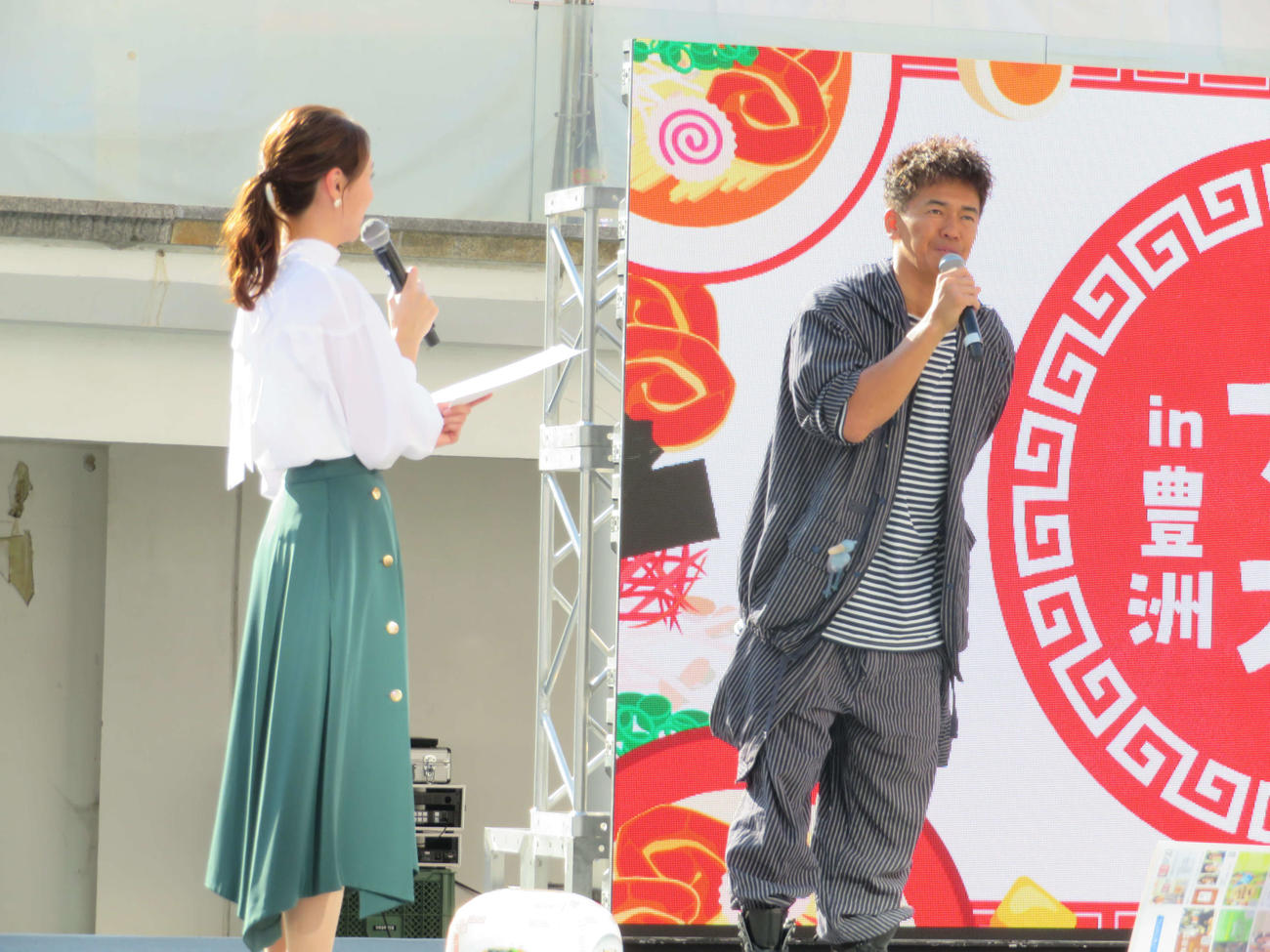 「町中華フェスin豊洲～食べて、飲んで、わいわい過ごす上手い町中華が大集合！！～」に登場した武井壮（右）とTBS山形純菜アナウンサー