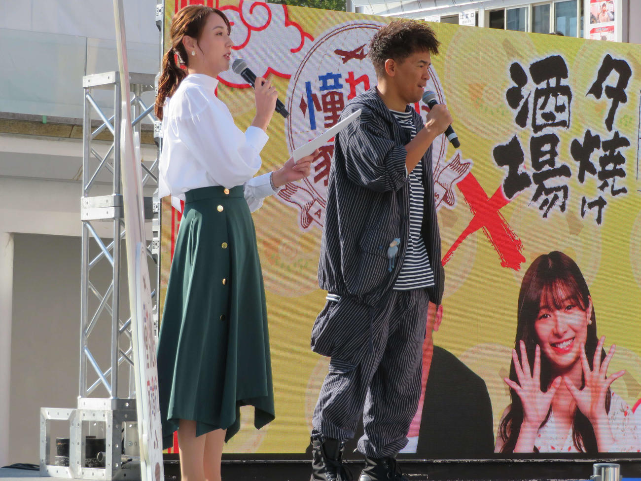 「町中華フェスin豊洲～食べて、飲んで、わいわい過ごす上手い町中華が大集合！！～」に登場した武井壮（右）とTBS山形純菜アナウンサー