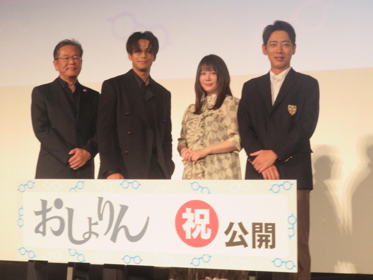 映画「おしょりん」の舞台あいさつに登場した、左から児玉宜久監督、森崎ウィン、北乃きい、小泉孝太郎