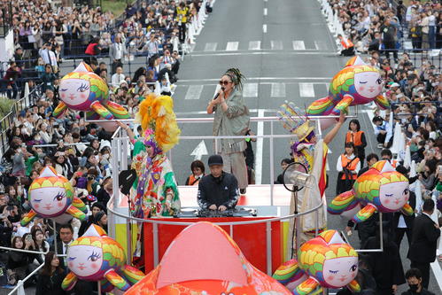 御堂筋をフロートで移動しながらパフォーマンスするMISIA