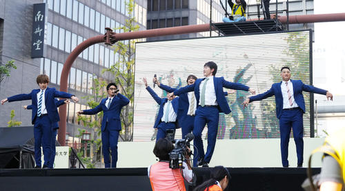 「御堂筋ランウェイ2023」でパフォーマンスをするGENERATIONS from EXILE TRIBE（撮影・菅敏）
