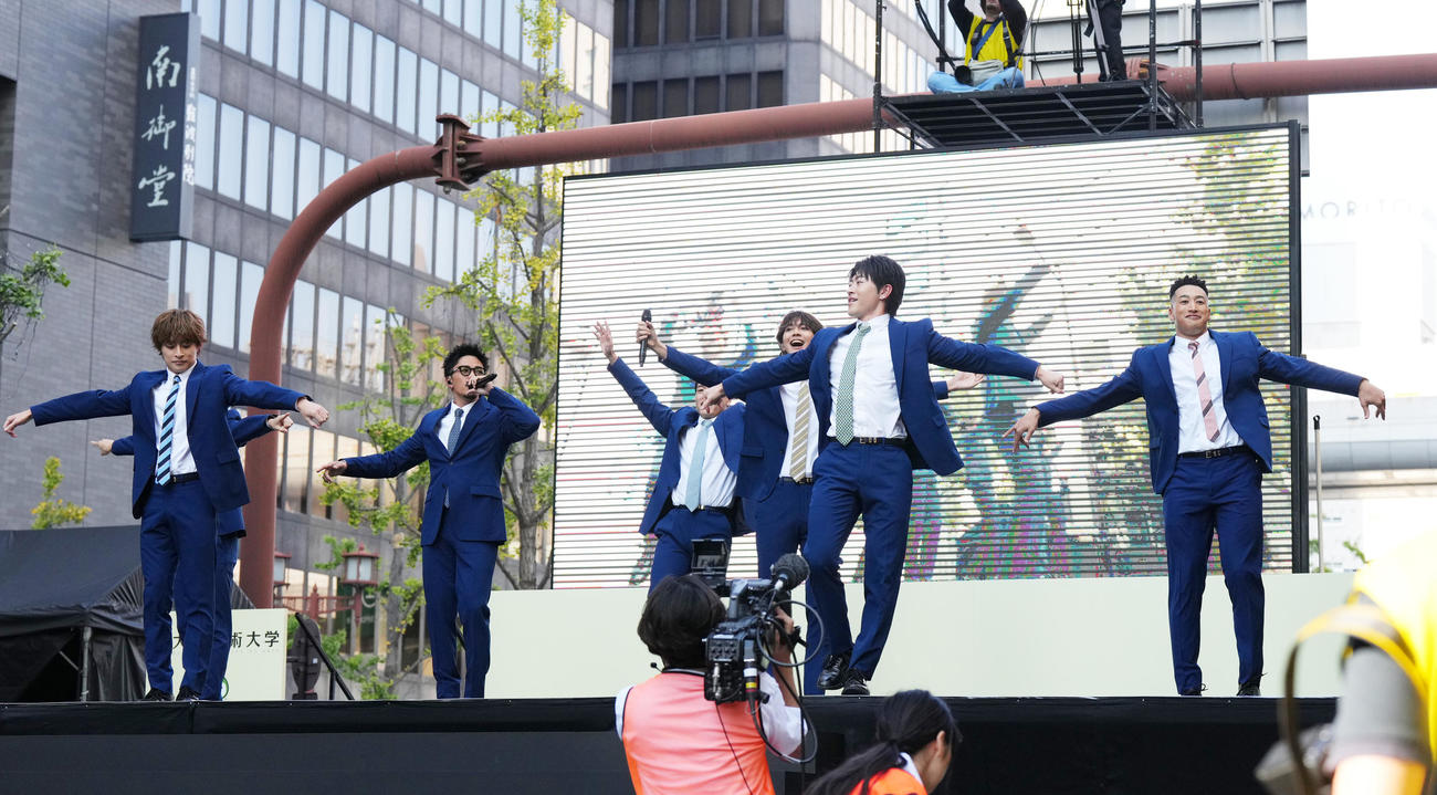 「御堂筋ランウェイ2023」でパフォーマンスをするGENERATIONS（撮影・菅敏）