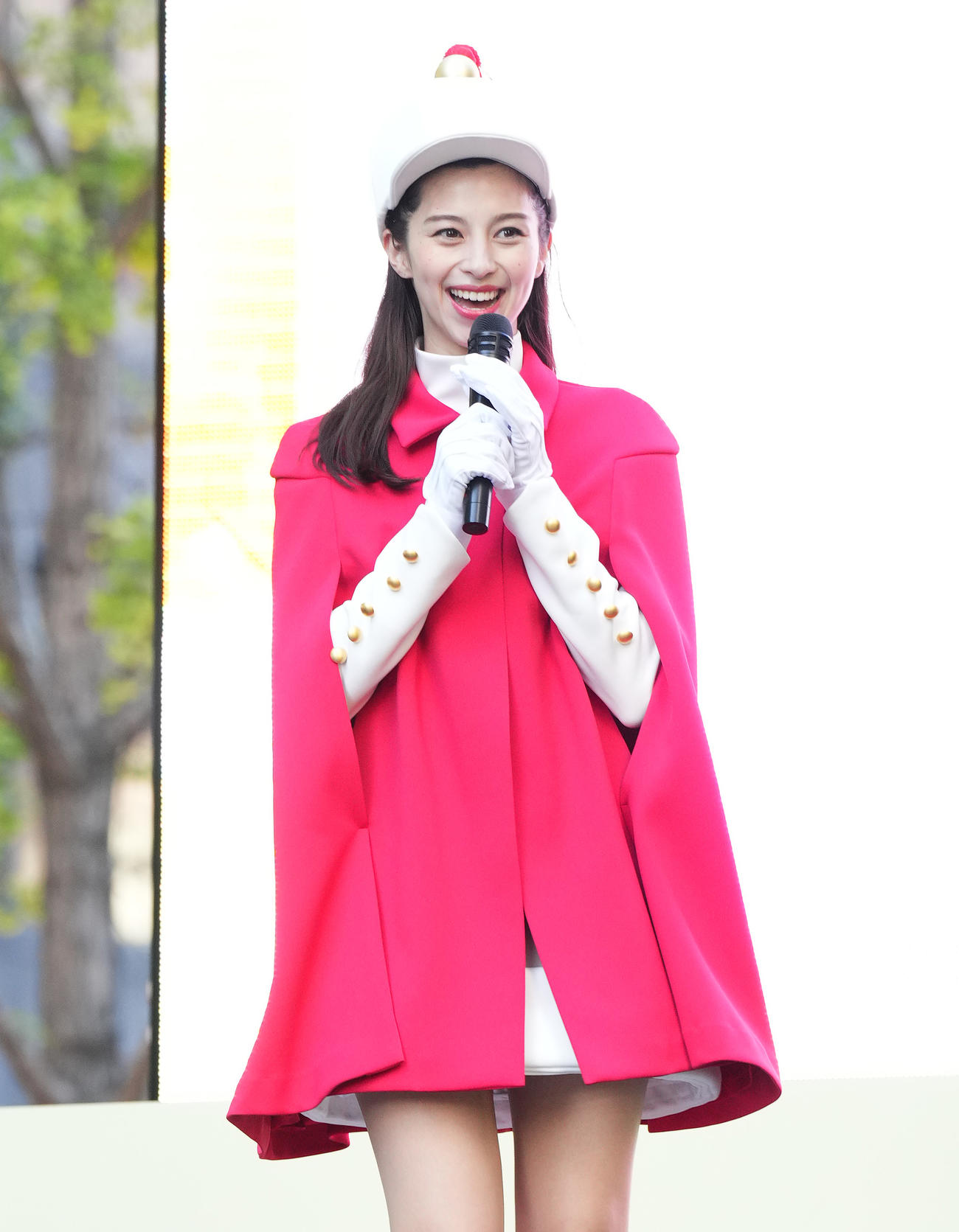 「御堂筋ランウェイ2023」でスペシャルトークをする中条あやみ（撮影・菅敏）