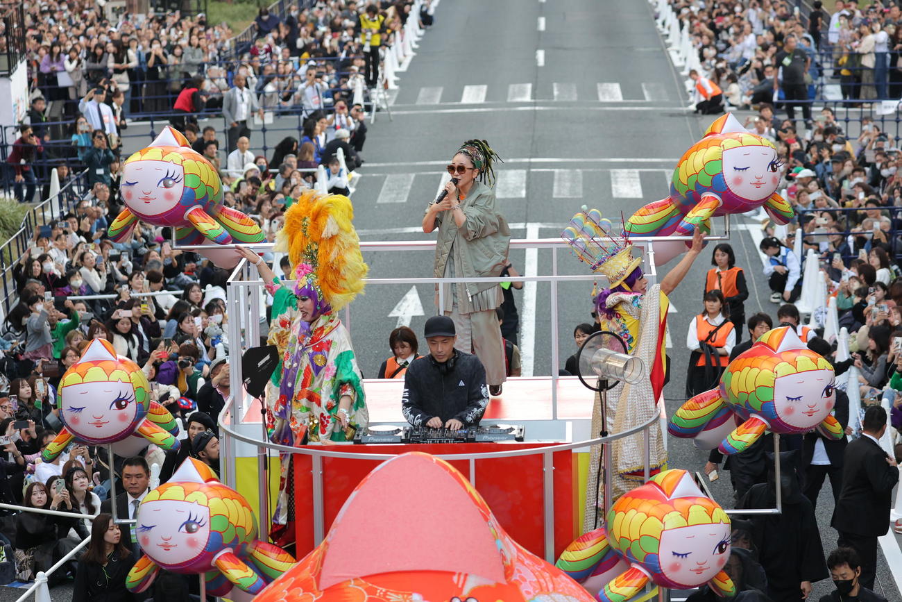 御堂筋をフロートで移動しながらパフォーマンスするMISIA