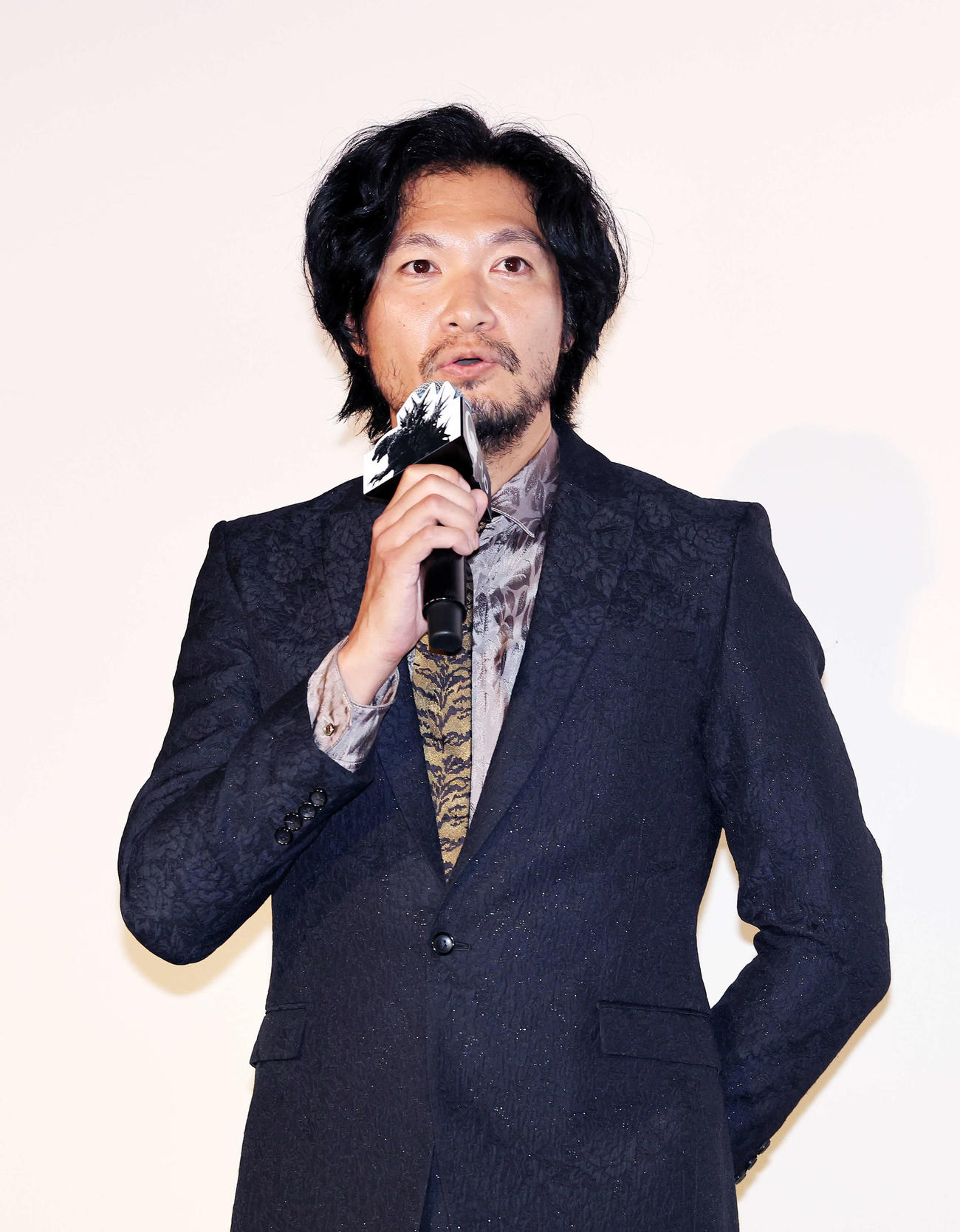 舞台あいさつに臨む青木崇高（撮影・鈴木正人）