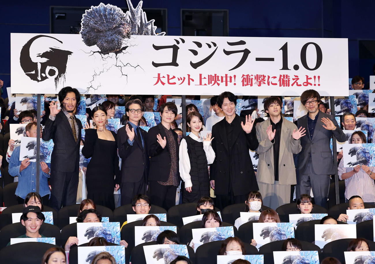 写真に納まる、左から青木崇高、安藤サクラ、吉岡秀隆、神木■（■は隆の生の上に一）之介、浜辺美波、佐々木蔵之介、山田裕貴、山崎監督（撮影・鈴木正人）