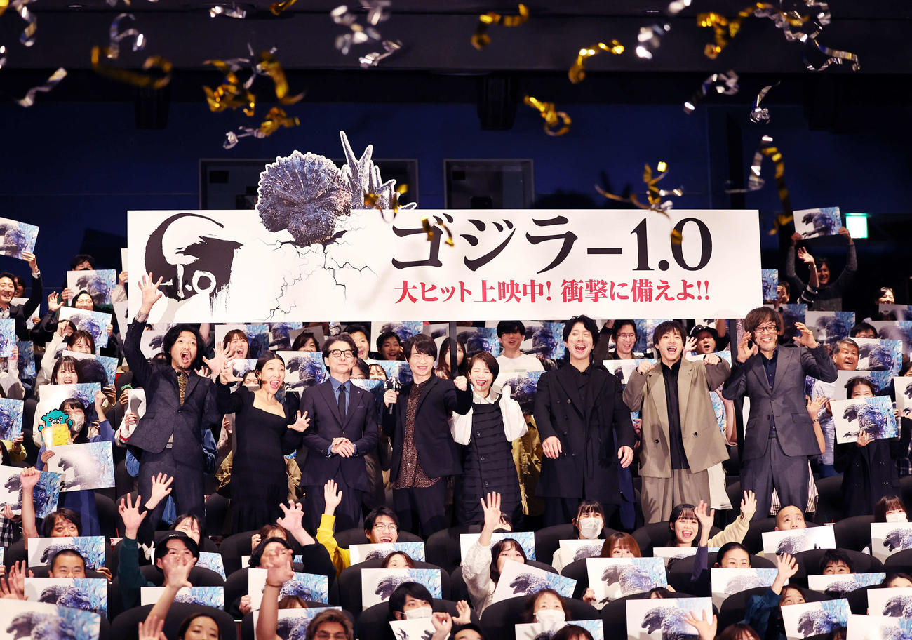 写真に納まる、左から青木崇高、安藤サクラ、吉岡秀隆、神木■（■は隆の生の上に一）之介、浜辺美波、佐々木蔵之介、山田裕貴、山崎監督（撮影・鈴木正人）