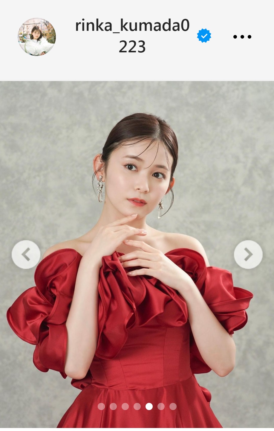深紅の肩出しウエディングドレス姿の久間田琳加（久間田琳加のインスタグラムから）