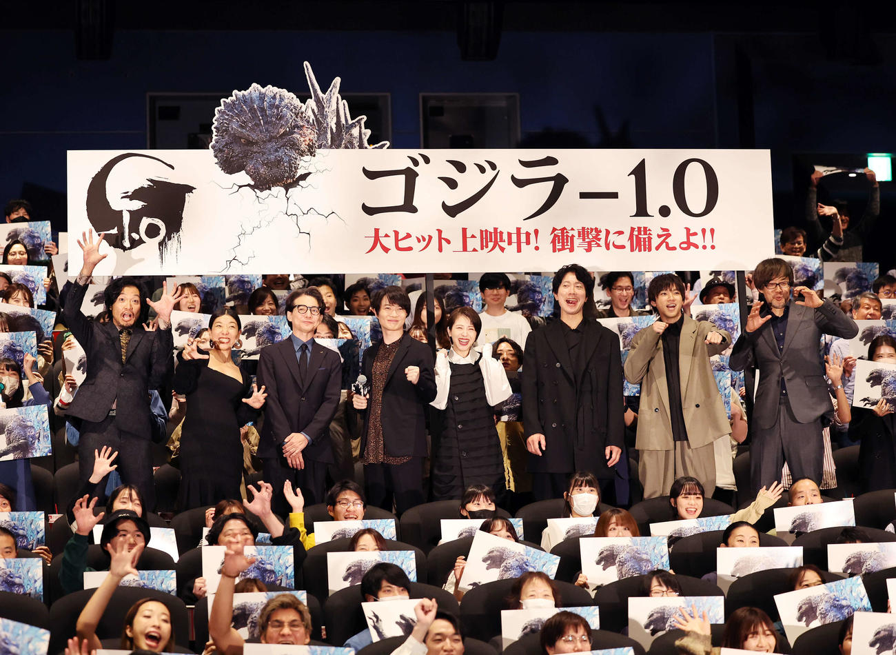 写真に納まる、左から青木崇高、安藤サクラ、吉岡秀隆、神木隆之介、浜辺美波、佐々木蔵之介、山田裕貴、山崎貴監督（撮影・鈴木正人）