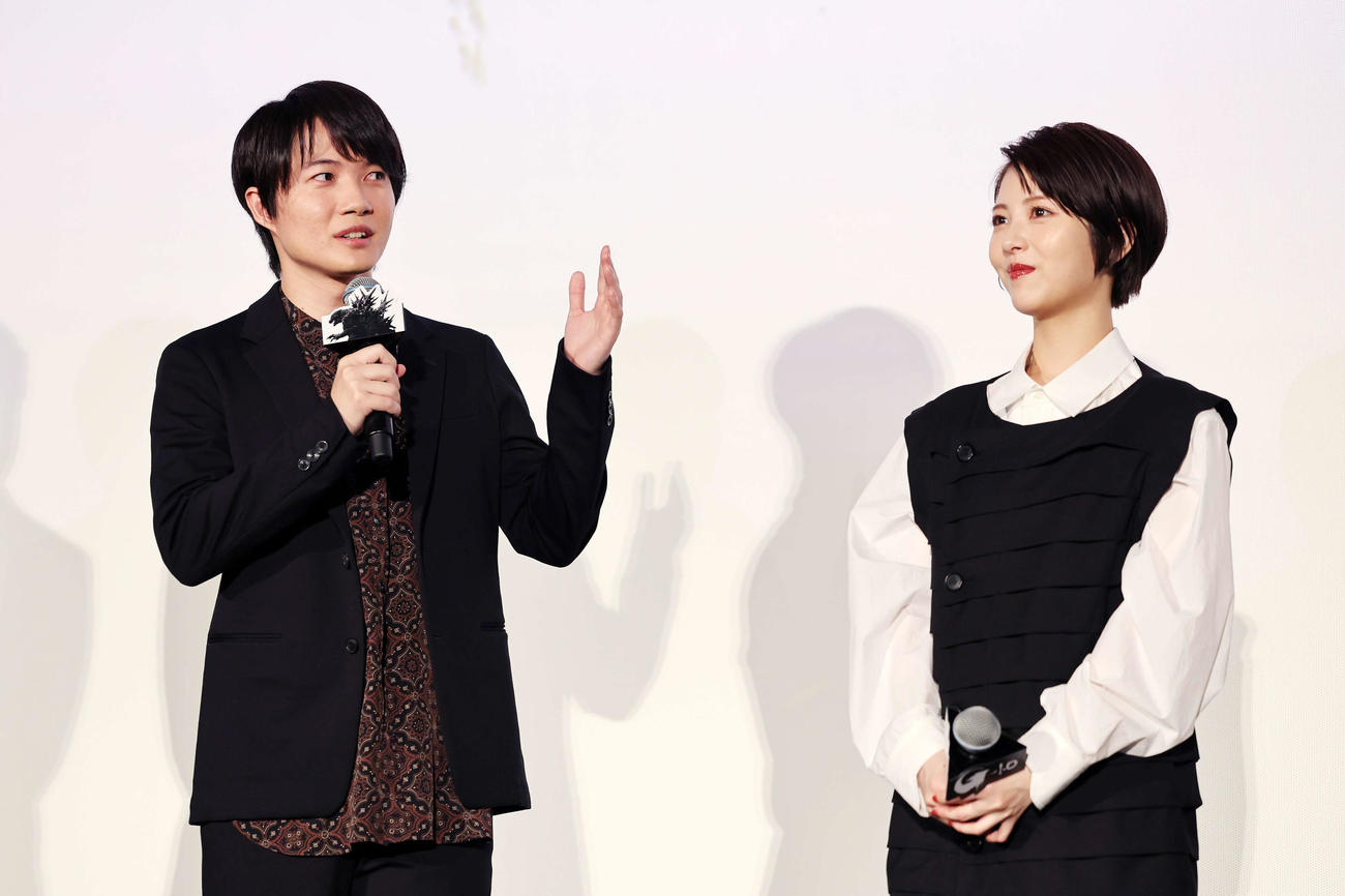 舞台あいさつに臨む神木隆之介（左）と浜辺美波（撮影・鈴木正人）