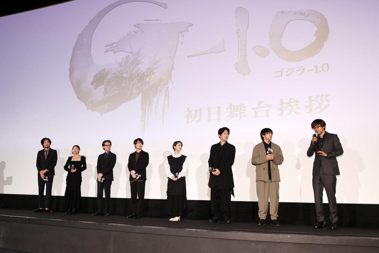 舞台あいさつに臨む、左から青木崇高、安藤サクラ、吉岡秀隆、神木隆之介、浜辺美波、佐々木蔵之介、山田裕貴、山崎監督（撮影・鈴木正人）