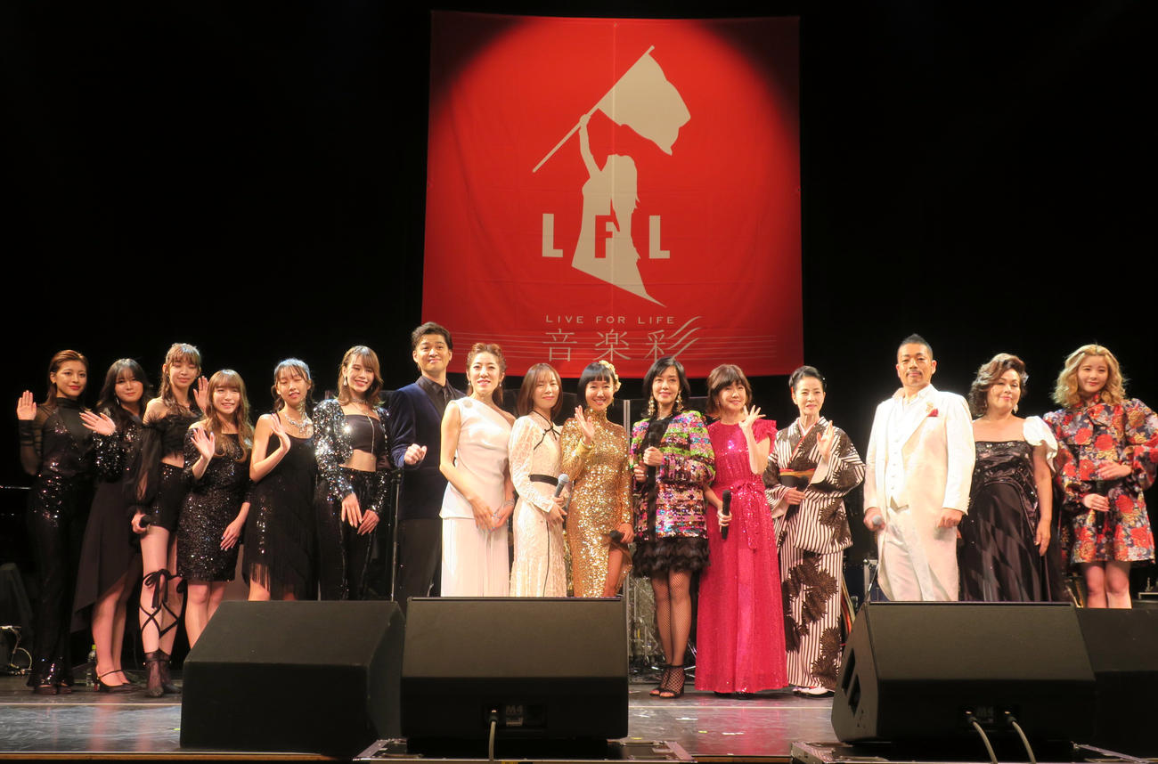 「2023 LIVE FOR LIFE音楽彩」で。左から、インスパイア、加藤潤一、JKim、半崎美子、工藤夕貴、早見優、松本伊代、坂本冬美、平原誠之、柴田智子、田村芽実