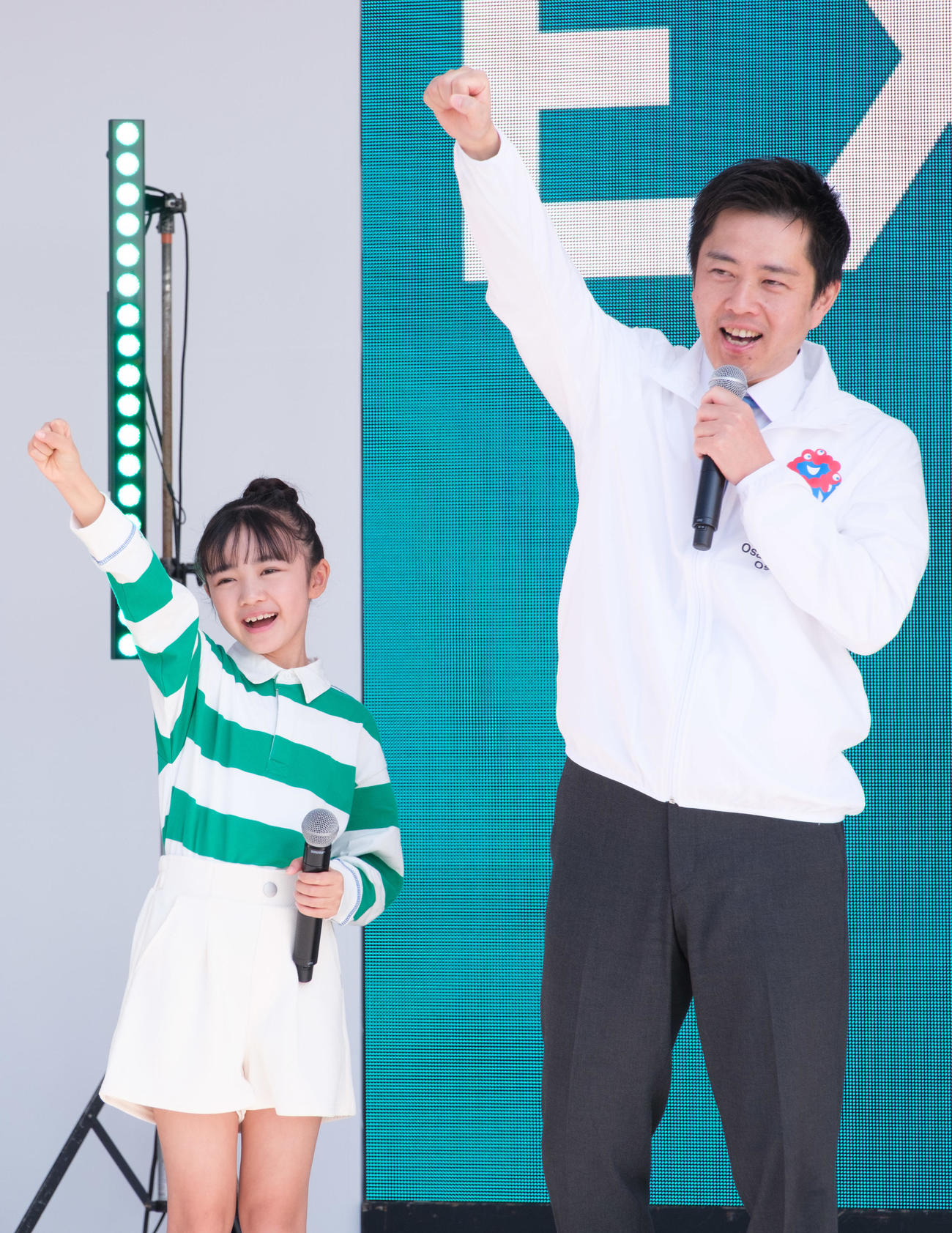 東大阪市のイベントに登壇した浅田芭路（左）と吉村洋文大阪府知事