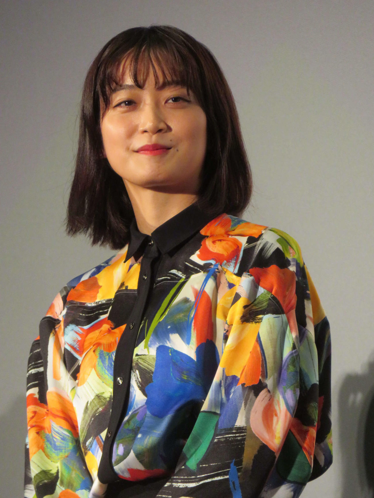 映画「人生に詰んだ元アイドルは、赤の他人のおっさんと住む選択をした」公開記念舞台あいさつに登壇した深川麻衣（撮影・村上幸将）