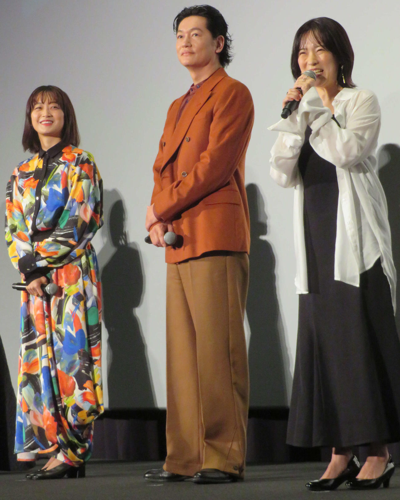 映画「人生に詰んだ元アイドルは、赤の他人のおっさんと住む選択をした」公開記念舞台あいさつに登壇した、左から深川麻衣、井浦新、大木亜希子氏（撮影・村上幸将）