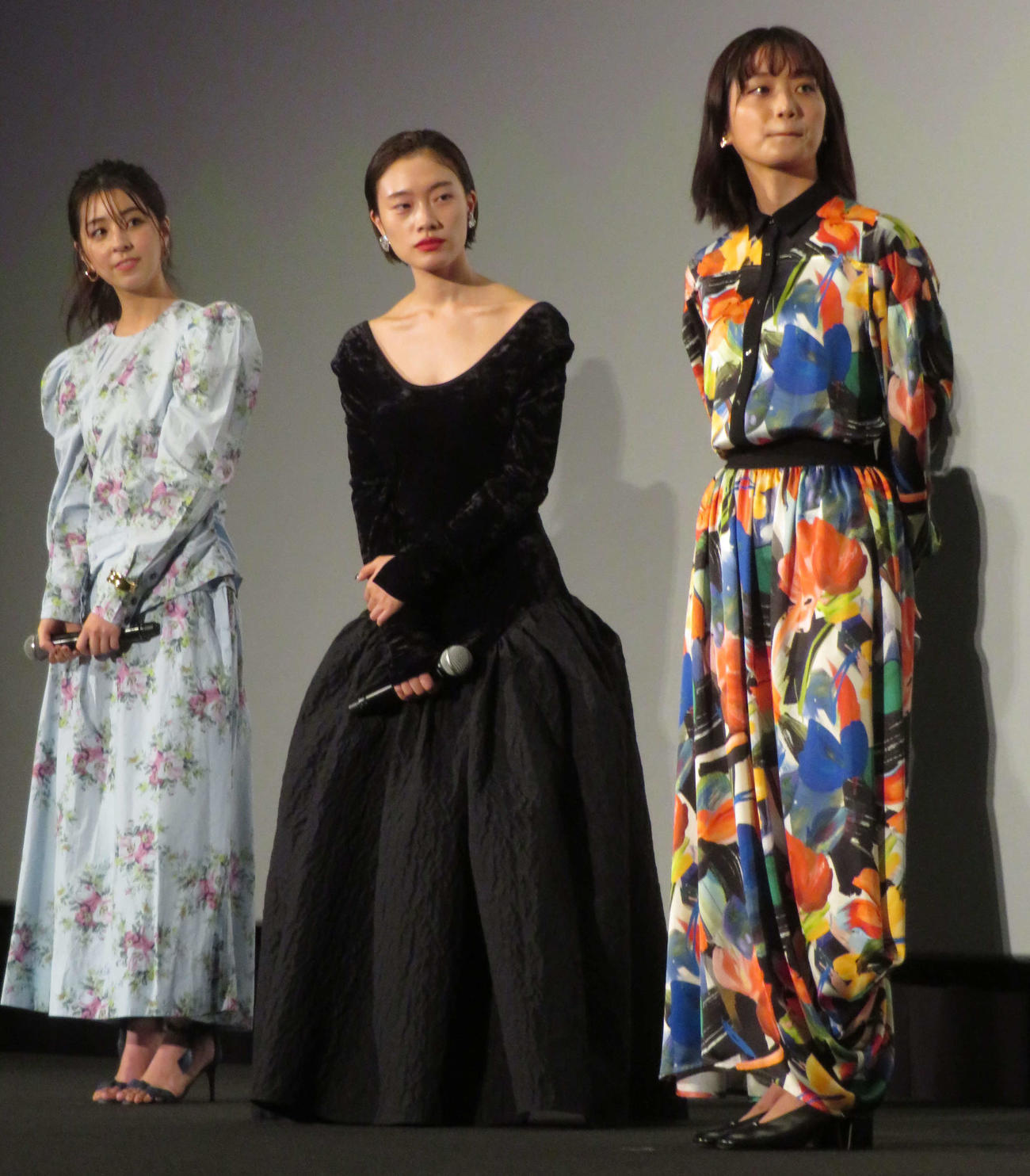 映画「人生に詰んだ元アイドルは、赤の他人のおっさんと住む選択をした」公開記念舞台あいさつに登壇した、左から柳ゆり菜、松浦りょう、深川麻衣（撮影・村上幸将）