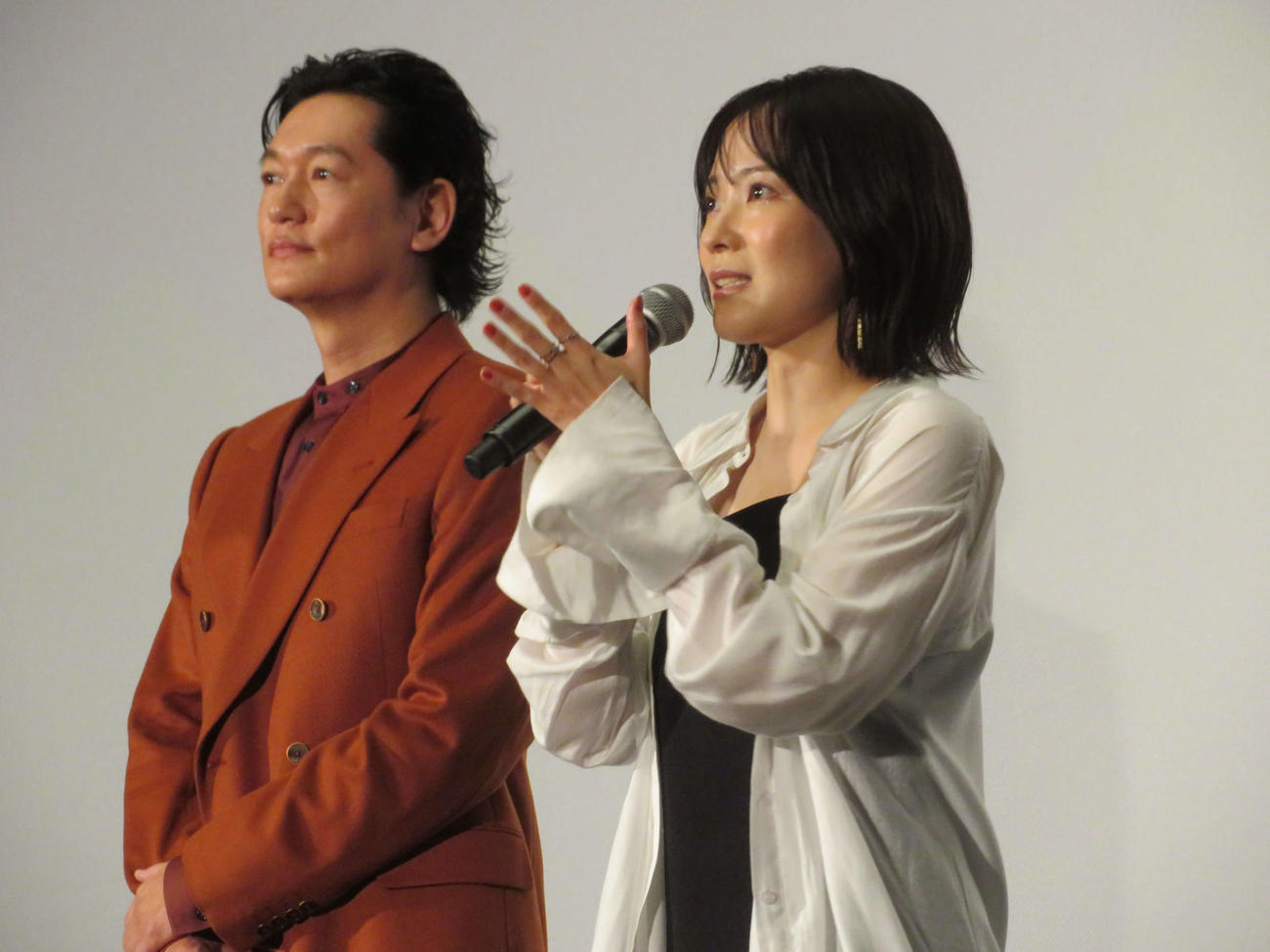 映画「人生に詰んだ元アイドルは、赤の他人のおっさんと住む選択をした」公開記念舞台あいさつで、井浦新にたたえられ、涙する大木亜希子氏（撮影・村上幸将）