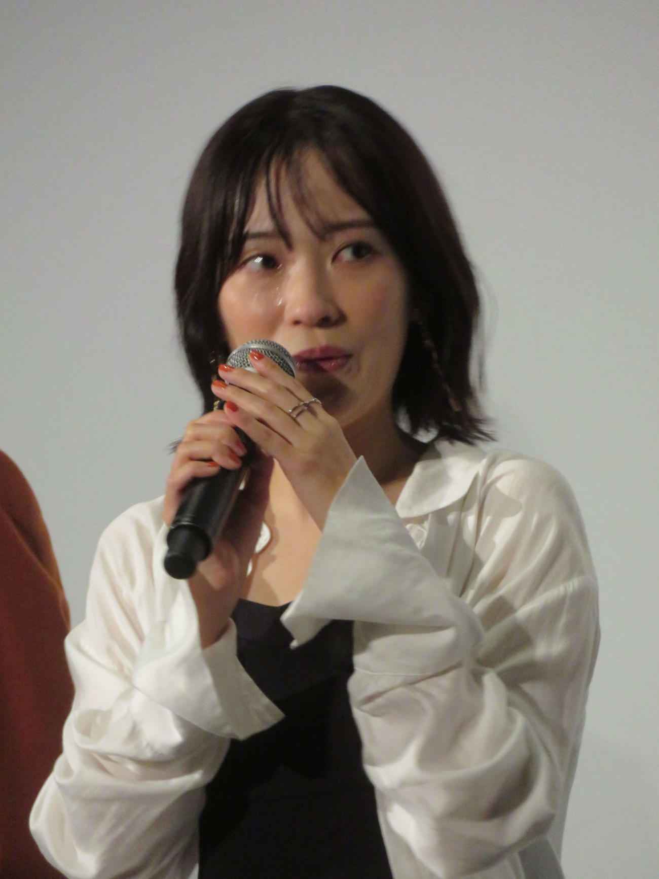 映画「人生に詰んだ元アイドルは、赤の他人のおっさんと住む選択をした」公開記念舞台あいさつで、井浦新にたたえられ、涙する大木亜希子氏（撮影・村上幸将）