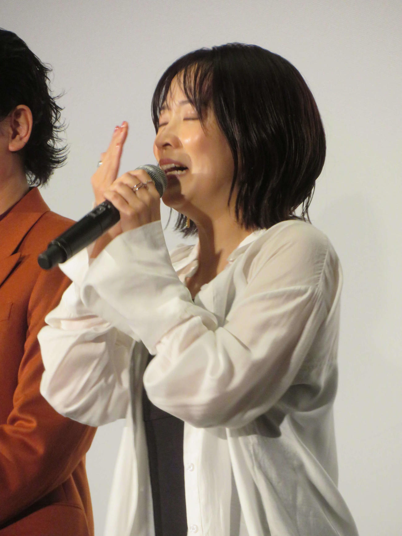 映画「人生に詰んだ元アイドルは、赤の他人のおっさんと住む選択をした」公開記念舞台あいさつで、井浦新にたたえられ、涙する大木亜希子氏（撮影・村上幸将）